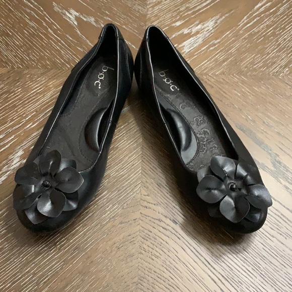 B.O.C. by BORN slip on black ballet flats with decorative flower on toe - Picture 6 of 13